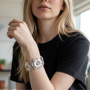 Super cute silver flower stretchy bracelet